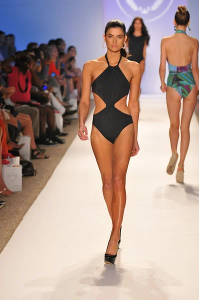 Miami - 23 juli: model wandelingen landingsbaan op de cote dor badmode collectie voor lente zomer 2013 tijdens de mercedes-benz zwemmen fashionweek op 23 juli 2012 in miami, fl — Stockfoto