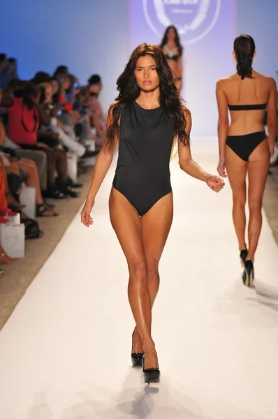 Miami - július 23-án: modell sétál a kifutópálya a cote dor fürdőruha kollekció tavasz nyár 2013 mercedes-benz úszni Divathét 2012. július 23.: Miami, fl — Stock Fotó