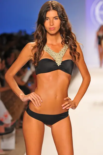 Miami - 23. juli: model läuft laufsteg der badebekleidungskollektion cote dor für frühjahr sommer 2013 während der mercedes-benz swim fashion week am 23. juli 2012 in miami, fll — Stockfoto