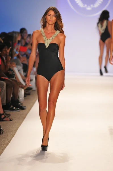 Miami - 23 juli: modell går banan vid samlingen cote dor Badkläder för våren sommaren 2013 under mercedes-benz simma fashion week den 23 juli, 2012 i miami, fl — Stockfoto