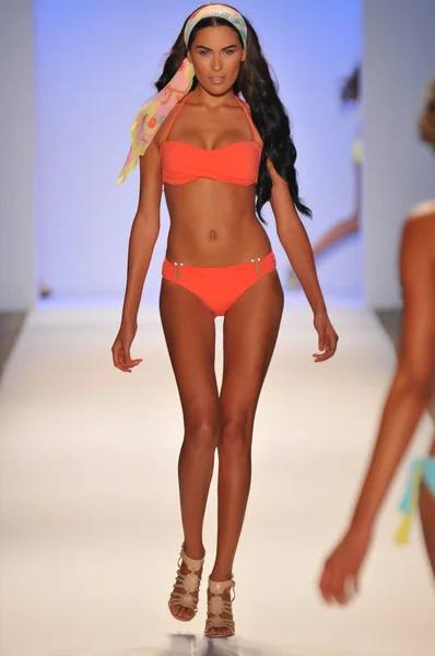 MIAMI - 23 JUILLET : Modèle marche piste à la collection de maillots de bain Dorit pour le printemps été 2013 lors de Mercedes-Benz Swim Fashion Week le 23 Juillet 2012 à Miami, FL — Photo