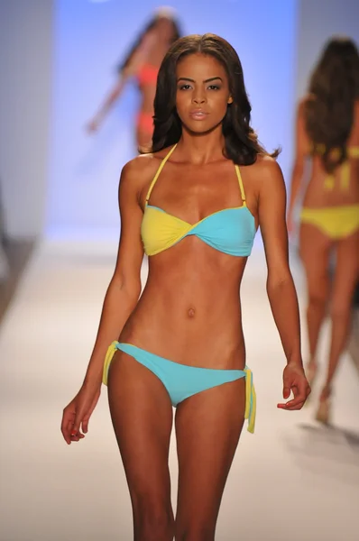 MIAMI - JULY 23: Model walks runway at the Dorit Swimwear Collection for Spring Summer 2013 during Mercedes-Benz Swim Fashion Week on July 23, 2012 in Miami, FL — Stock Photo, Image