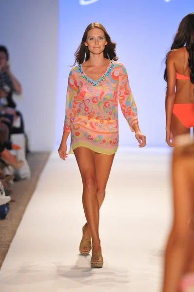 MIAMI - 23 LUGLIO: La modella sfilerà alla Dorit Swimwear Collection per la Primavera Estate 2013 durante la Mercedes-Benz Swim Fashion Week il 23 luglio 2012 a Miami, FL — Foto Stock