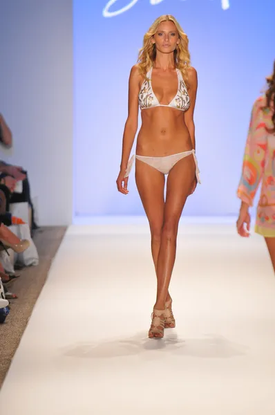 МИАМИ - 23 июля: модель прогуливается по подиуму в коллекции купальников Dorit Swimwear Collection для весеннего лета 2013 года во время Недели моды Mercedes-Benz Swim 23 июля 2012 года в Майами, Флорида — стоковое фото
