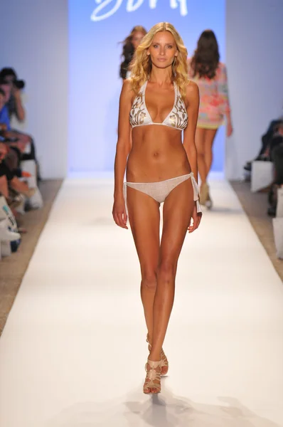Miami - 23. juli: model läuft laufsteg der dorit badebekleidung kollektion für frühjahr sommer 2013 während der mercedes-benz swim fashion week am 23. juli 2012 in miami, fll — Stockfoto