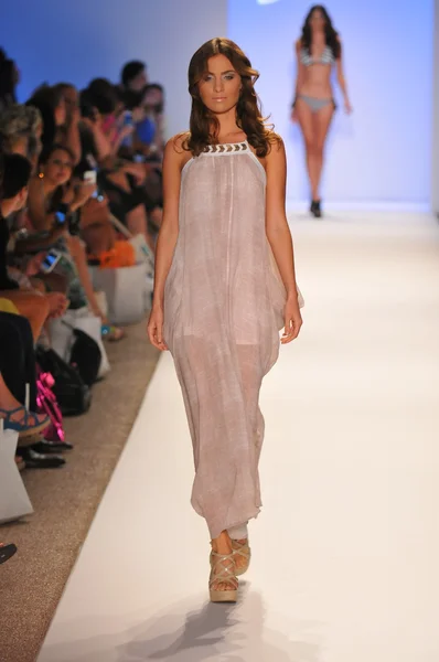 MIAMI - 23 DE JULIO: Modelo camina por la pasarela en la colección de trajes de baño Dorit para la Primavera Verano 2013 durante Mercedes-Benz Swim Fashion Week el 23 de julio de 2012 en Miami, FL — Foto de Stock