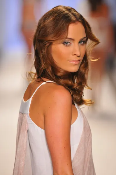 MIAMI - 23 DE JULIO: Modelo camina por la pasarela en la colección de trajes de baño Dorit para la Primavera Verano 2013 durante Mercedes-Benz Swim Fashion Week el 23 de julio de 2012 en Miami, FL —  Fotos de Stock