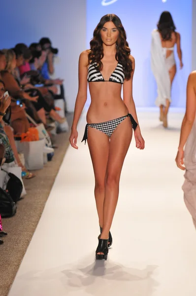 Miami - 23 juli: modell går banan vid samlingen dorit Badkläder för våren sommaren 2013 under mercedes-benz simma fashion week den 23 juli, 2012 i miami, fl — Stockfoto