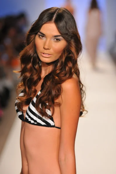 MIAMI - 23 DE JULIO: Modelo camina por la pasarela en la colección de trajes de baño Dorit para la Primavera Verano 2013 durante Mercedes-Benz Swim Fashion Week el 23 de julio de 2012 en Miami, FL — Foto de Stock