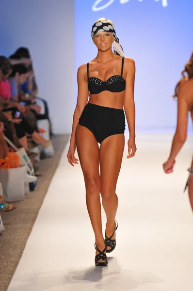 Miami - 23. juli: model läuft laufsteg der dorit badebekleidung kollektion für frühjahr sommer 2013 während der mercedes-benz swim fashion week am 23. juli 2012 in miami, fll — Stockfoto