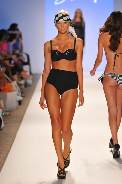 Miami - 23 juli: modell går banan vid samlingen dorit Badkläder för våren sommaren 2013 under mercedes-benz simma fashion week den 23 juli, 2012 i miami, fl — Stockfoto