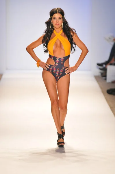 Miami - 23. juli: model läuft laufsteg der keva j swim kollektion für frühling sommer 2013 während der mercedes-benz swim fashion week am 23. juli 2012 in miami, fll — Stockfoto