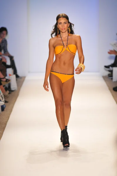 Miami - 23 juli: modell går banan vid samlingen keva j simma för våren sommaren 2013 under mercedes-benz simma fashion week den 23 juli, 2012 i miami, fl — Stockfoto