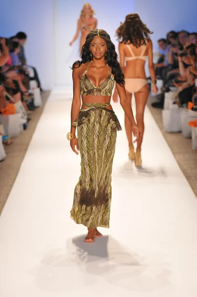 Miami - 23 juli: modell går banan vid samlingen keva j simma för våren sommaren 2013 under mercedes-benz simma fashion week den 23 juli, 2012 i miami, fl — Stockfoto