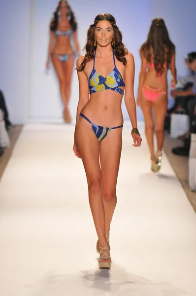 Miami - 23. července: model chodí dráha v keva j plavání kolekce pro jaro léto 2013 během plavání mercedes-benz fashion week v červenci 23, 2012 v miami, fl — Stock fotografie