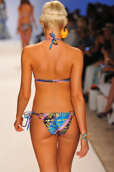 Miami - július 23-án: modell sétál a kifutópálya a kalóz j úszni kollekció tavasz-nyár 2013 mercedes-benz úszni divat héten július 23, 2012 a Miami, fl — Stock Fotó