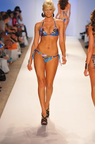Miami - 23. juli: model läuft laufsteg der keva j swim kollektion für frühling sommer 2013 während der mercedes-benz swim fashion week am 23. juli 2012 in miami, fll — Stockfoto