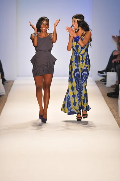 MIAMI - JULHO 23: Designer Keva J. e modelo passeiam na Keva J Swim Collection para o verão de 2013 durante a Mercedes-Benz Swim Fashion Week em 23 de julho de 201 — Fotografia de Stock
