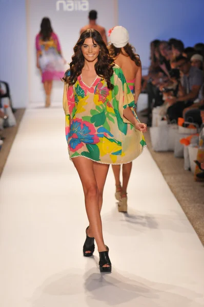 マイアミ - 7 月 23 日: モデルは、マイアミで naila スイム コレクション春夏 2013年メルセデス ベンツ 2012 年 7 月 23 日に泳ぐファッション ・ ウィーク中の滑走路を歩くフロリダ — ストック写真