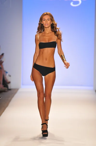 Miami - 23. července: model chodí dráha v sauvage plavat kolekce pro jaro léto 2013 během plavání mercedes-benz fashion week v červenci 23, 2012 v miami, fl — Stock fotografie