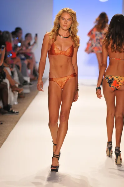 Miami - 23. juli: model läuft laufsteg der sauvage-schwimmkollektion für frühjahr sommer 2013 während der mercedes-benz swim fashion week am 23. juli 2012 in miami, fll — Stockfoto