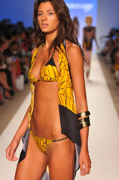 MIAMI - JULHO 23: Modelo caminha pista na Sauvage Swim Collection para Primavera Verão 2013 durante Mercedes-Benz Swim Fashion Week em julho 23, 2012 em Miami, FL — Fotografia de Stock