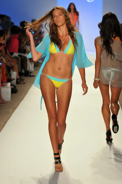 Miami - 23. juli: model läuft laufsteg der sauvage-schwimmkollektion für frühjahr sommer 2013 während der mercedes-benz swim fashion week am 23. juli 2012 in miami, fll — Stockfoto