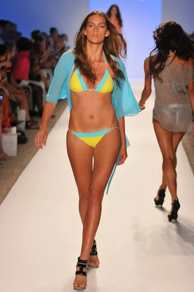 MIAMI - JULHO 23: Modelo caminha pista na Sauvage Swim Collection para Primavera Verão 2013 durante Mercedes-Benz Swim Fashion Week em julho 23, 2012 em Miami, FL — Fotografia de Stock