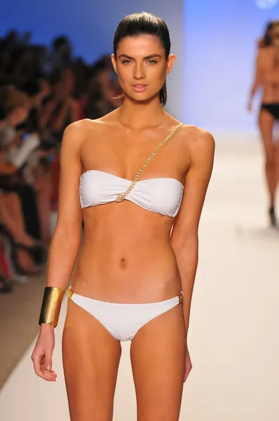 MIAMI - 23 DE JULIO: Modelo camina por la pasarela en la Colección WildFox Swim para la Primavera Verano 2013 durante Mercedes-Benz Swim Fashion Week el 23 de julio de 2012 en Miami, FL — Foto de Stock