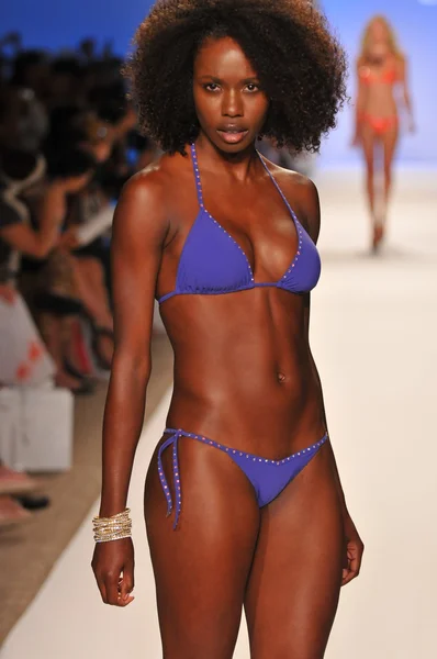 MIAMI - JULHO 23: Modelo caminha pista na WildFox Swim Collection para Primavera Verão 2013 durante Mercedes-Benz Swim Fashion Week em julho 23, 2012 em Miami, FL — Fotografia de Stock