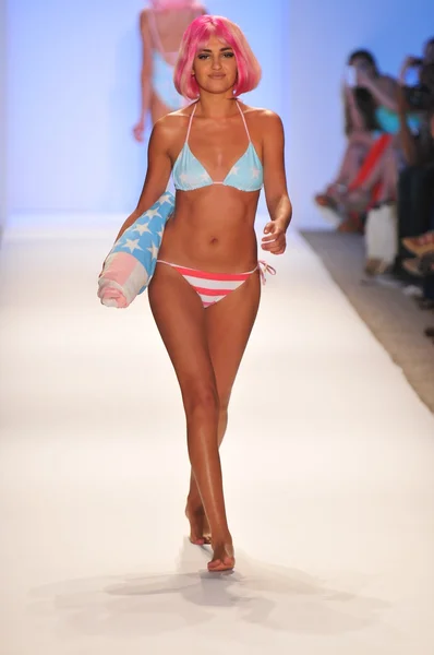 Miami - 23 juli: modell går banan vid samlingen wildfox simma för våren sommaren 2013 under mercedes-benz simma fashion week den 23 juli, 2012 i miami, fl — Stockfoto