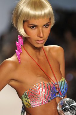 Miami - 22 Temmuz: model yürür kırmızı carter mayo tanıtımı için ilkbahar yaz 2013 mercedes-benz yüzmek moda haftası 22 Temmuz 2012 Miami, fl