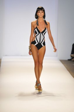Miami - 22 Temmuz: model yürür kırmızı carter mayo tanıtımı için ilkbahar yaz 2013 mercedes-benz yüzmek moda haftası 22 Temmuz 2012 Miami, fl