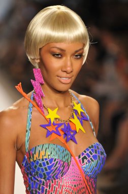 Miami - 22 Temmuz: model yürür kırmızı carter mayo tanıtımı için ilkbahar yaz 2013 mercedes-benz yüzmek moda haftası 22 Temmuz 2012 Miami, fl