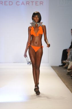 Miami - 22 Temmuz: model yürür kırmızı carter mayo tanıtımı için ilkbahar yaz 2013 mercedes-benz yüzmek moda haftası 22 Temmuz 2012 Miami, fl