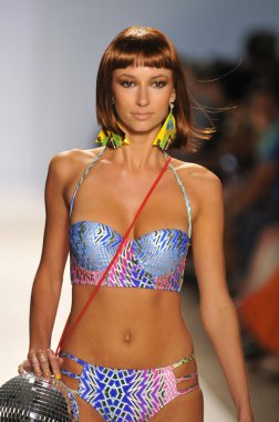 Miami - 22 Temmuz: model yürür kırmızı carter mayo tanıtımı için ilkbahar yaz 2013 mercedes-benz yüzmek moda haftası 22 Temmuz 2012 Miami, fl
