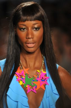 Miami - 22 Temmuz: model yürür kırmızı carter mayo tanıtımı için ilkbahar yaz 2013 mercedes-benz yüzmek moda haftası 22 Temmuz 2012 Miami, fl