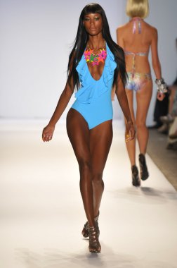 Miami - 22 Temmuz: model yürür kırmızı carter mayo tanıtımı için ilkbahar yaz 2013 mercedes-benz yüzmek moda haftası 22 Temmuz 2012 Miami, fl