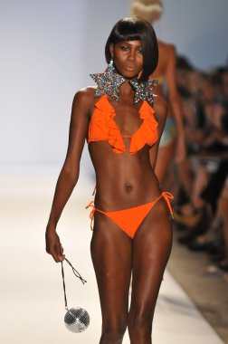 Miami - 22 Temmuz: model yürür kırmızı carter mayo tanıtımı için ilkbahar yaz 2013 mercedes-benz yüzmek moda haftası 22 Temmuz 2012 Miami, fl