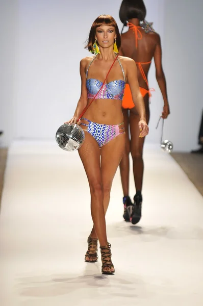 Miami - 22 juli: model loopt op de rode carter badmode presentatie voor lente zomer 2013 tijdens de mercedes-benz zwemmen fashionweek op 22 juli 2012 in miami, fl — Stockfoto