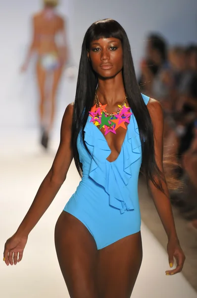 Miami - 22 července: model chodí na prezentaci plavky červené carter pro jaro léto 2013 během plavání mercedes-benz fashion week v červenci 22, 2012 v miami, fl — Stock fotografie