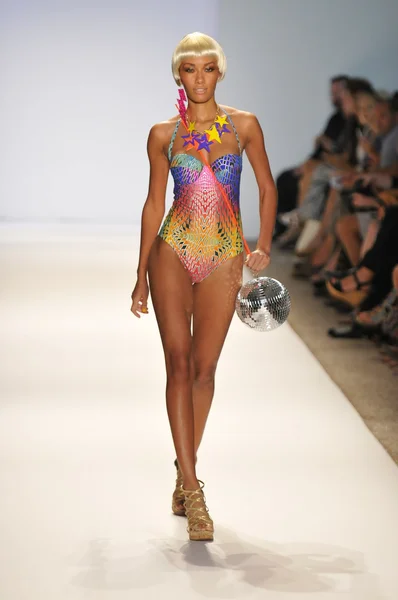 MIAMI - JULY 22: Model walks at the Red Carter Swimwear Presentation for Spring Summer 2013 during Mercedes-Benz Swim Fashion Week on July 22, 2012 in Miami, FL — Stock Photo, Image