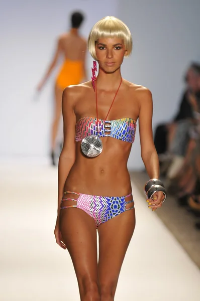 MIAMI - JULY 22: Model berjalan di Red Carter Swimwear Presentation for Spring Summer 2013 selama Mercedes-Benz Swim Fashion Week pada 22 Juli 2012 di Miami, FL — Stok Foto