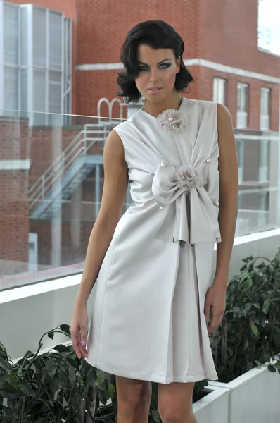 Retrato do modelo vestindo vestido de designer de costura — Fotografia de Stock
