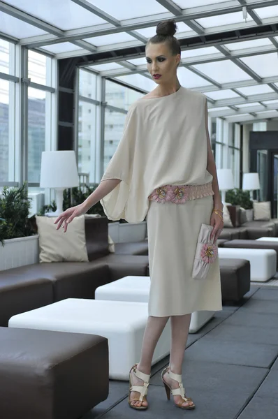 Model trägt Couture-Designerkleid — Stockfoto