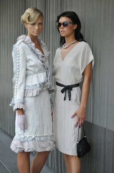 Porträtt av två modeller bär couture designer klänningar — Stockfoto