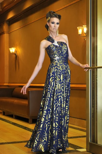 Retro stijl vrouw poseren in de lobby van het hotel — Stockfoto