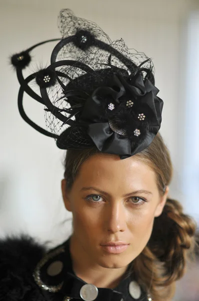 Model nosí značkové čepice a doplňky — Stock fotografie