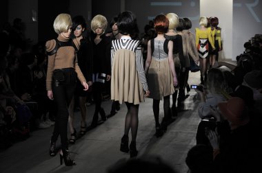 New york - Şubat 10: geoffrey mac sonbahar kış 2012 tanıtım çıkış sanat - 475 10 avenue üzerinde 08 Şubat 2012 new york moda haftası için pist model yürür