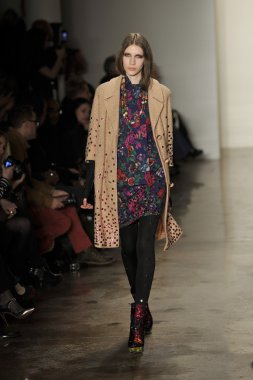 New york - Şubat 09: model yürür çapkın koleksiyonu için pist johnson hartig tarafından moda haftasında Manhattan'da süt stüdyoda 09 Şubat 2012 tarihinde new York'ta